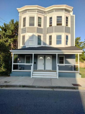 Beautiful Blue Bay Towers 3 blocks from the Beach